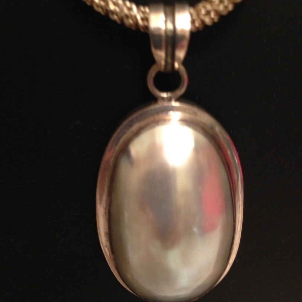 "mother of pearl" pendant necklace